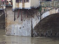 Pijlers van de Ponte Vecchio