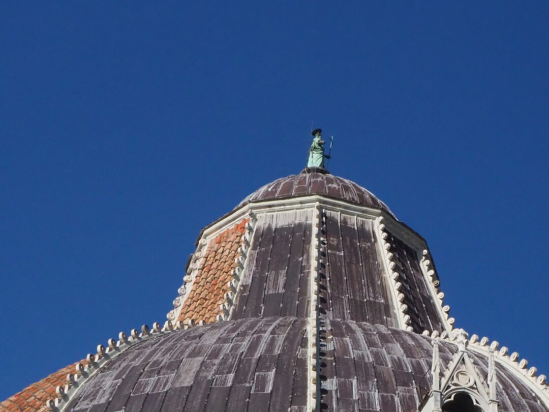 Boven op de kapel