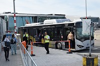 Naar de bus op Schiphol
