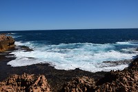 De kust bij de blowholes