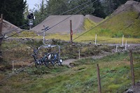 de fietsen gaan met de lift omhoog