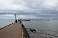 Op de pier begon het te betrekken