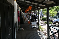 Er hangen een paar lampionnen en dat is het