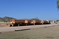road train geparkeerd bij Doon Doon