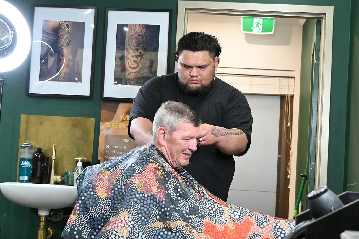 bij de kapper een Maori uit Nieuw Zeeland