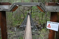 Een schommelende loopbrug