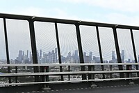 Melbourne vanuit de auto op een brug