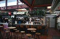 chickenburger in de foodcourt