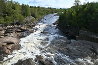 de rivier achter de camping