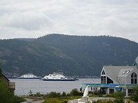 Er gaan 2 ferry's heen en weer.