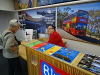 aardige dame van het boeking kantoor