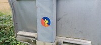 Dat zijn wel heel klein plakkertjes om te vinden.