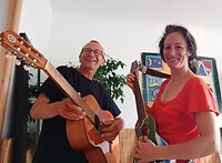 Samen gitaar spelen