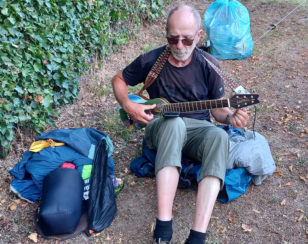 Klein gitarke, grote glimlach