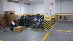 Hotel Mexico. Verzamelen fietsen voor vervoer naar Nederland