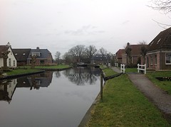 Weg met allemaal bruggetjes nabij Kalenberg