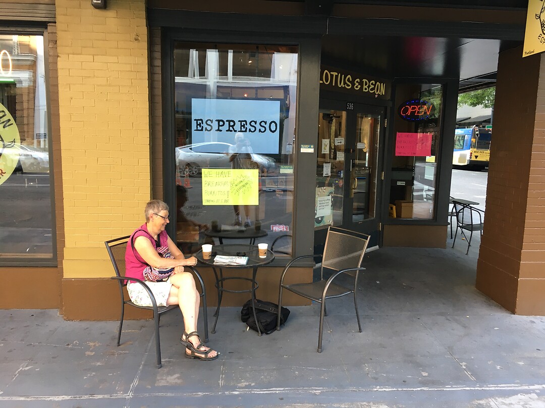 Aan de koffie
