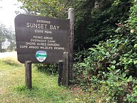 Toegangsbord naar Sunset Bay.