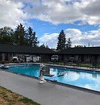 Cascade motel met een aangepast zwembad voor mindervalide mensen.
