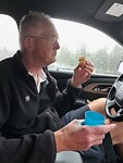 In de auto lunchen omdat het regent.