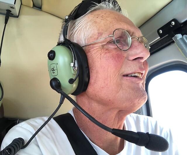 Jan in de helikopter.