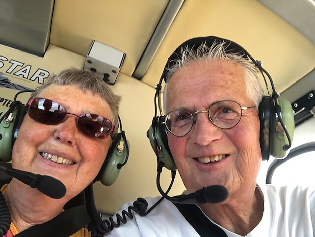 In de helikopter.