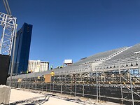 Ze zijn druk de tribunes aan het opbouwen voor de formule 1 race.