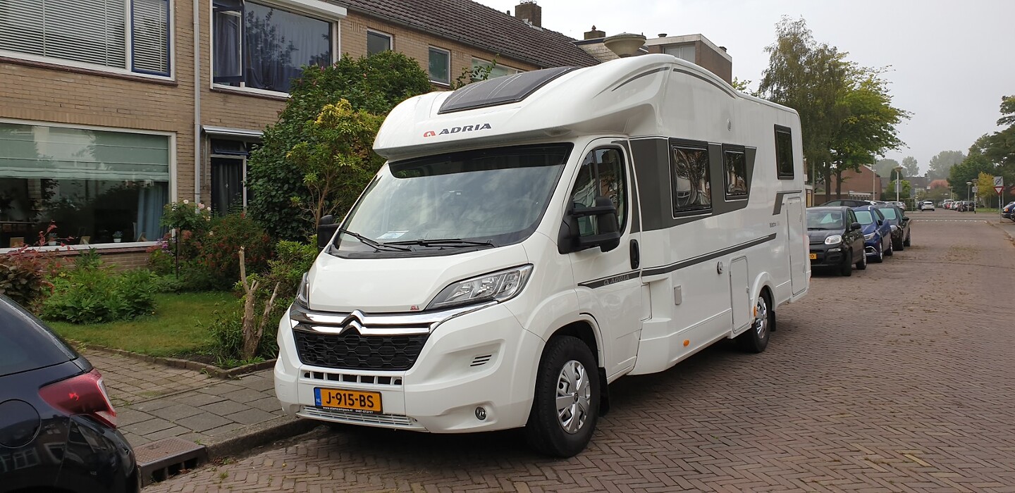 Camper voor de deur