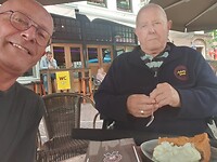 Koffie met gebak op de markt 8 in Zaltbommel