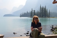 Aan de oever Maligne lake op Spirit Island