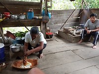 Het stampen van de cassava, bij mensen thuis
