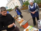 Negotiating the prices...this lady was really stubborn! But we too :-)