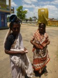 The Ladies in Batticaloa carrying their stuff on their heads :) - Africa ?! :D