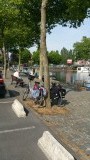 wachten in het zonnetje tot het hotel open gaat