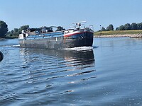 Binnenvaart schip ( niet de grootste)