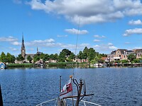 Zicht op Weesp, varend over de Vecht