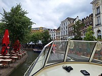 Langs de terrassen, 't is nog vroeg