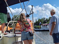 Richard, Alies en Albert, kijkend naar de boten op de Linge