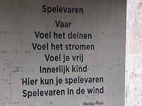 Gedicht op de pijlers van de brug