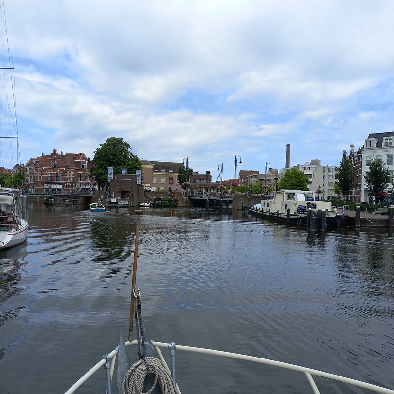 De gemeentehaven en havenkantoor van Leiden