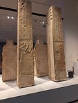Grafpeilers met hiërogliefen in het Rijksmuseum van Oudheden