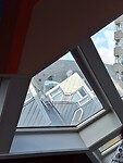 In de kijk-kubuswoning met op de achtergrond de Markthal