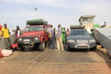 Met de boot de grens over naar Senegal