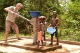 Aan de waterpomp