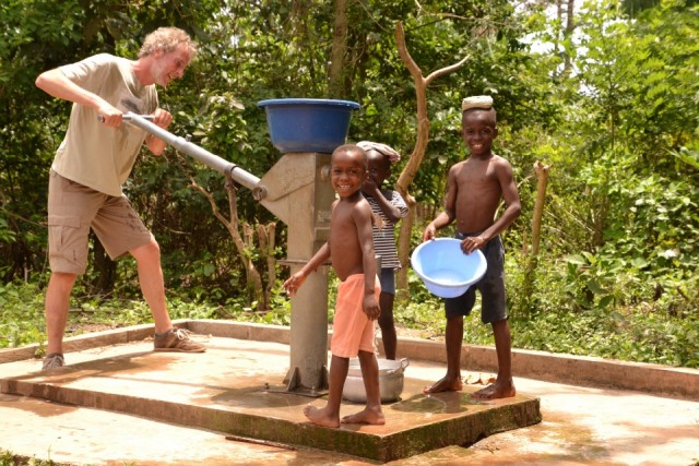 Aan de waterpomp