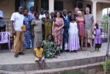 Groepsfoto met de familie van de chief van Anfoega