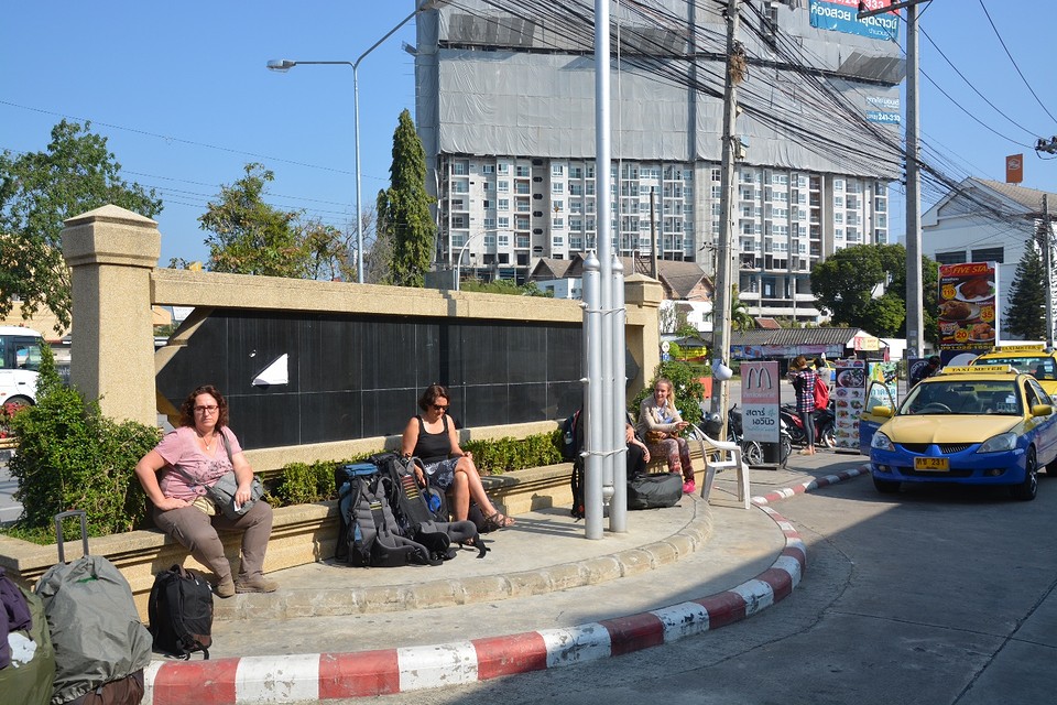 Wachten op bus naar Chiang Rai