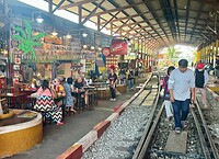 Station met de kramen langs de rails
