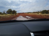 Over de dirt road terug naar Alice Springs