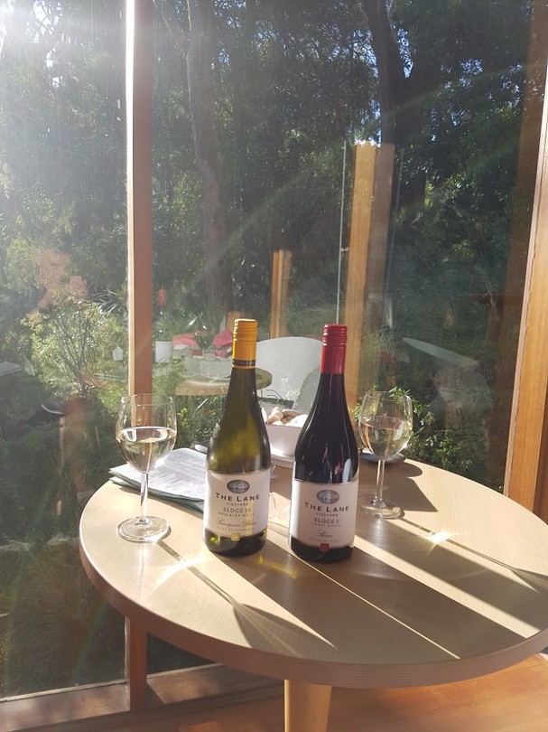 We sluiten deze vakantie af met een paar flesjes plaatselijke wijn. Morgen weer naar huis.